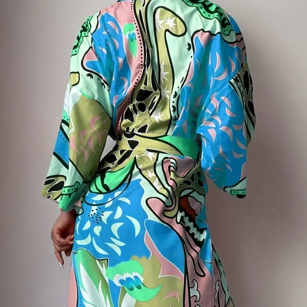 NWT Womens Stylish Kimono Robe with Vibrant Belt Beach Cover-Up - Picture 4 of 5